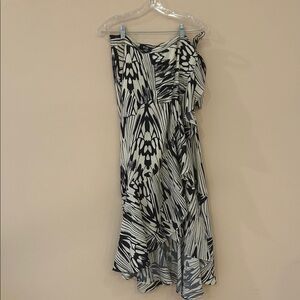 Wraparound long skirt. Black and white. Side tie.